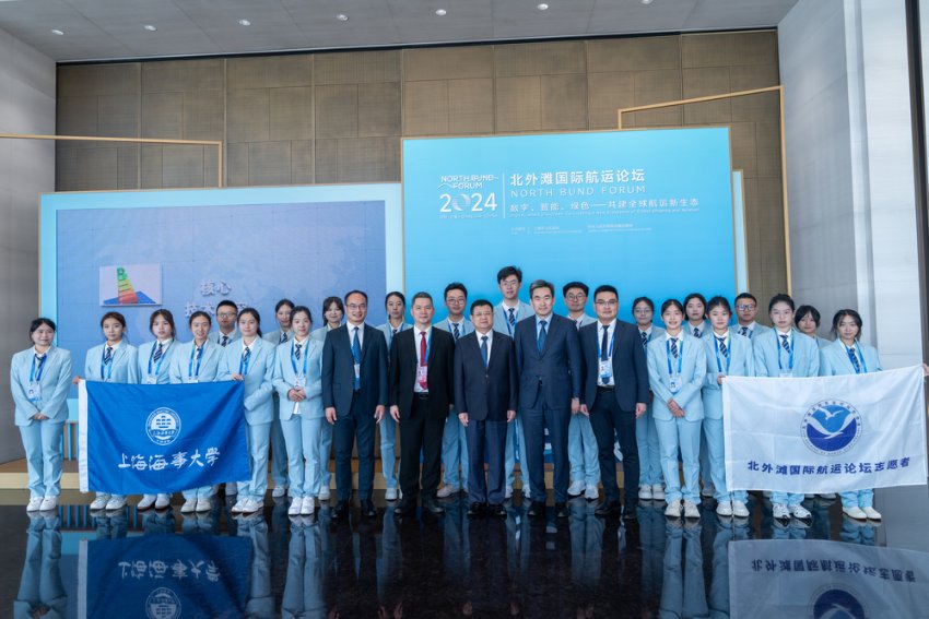 图 1  上海海事大学党委书记宋宝儒、校长初北平与志愿者合影.jpg
